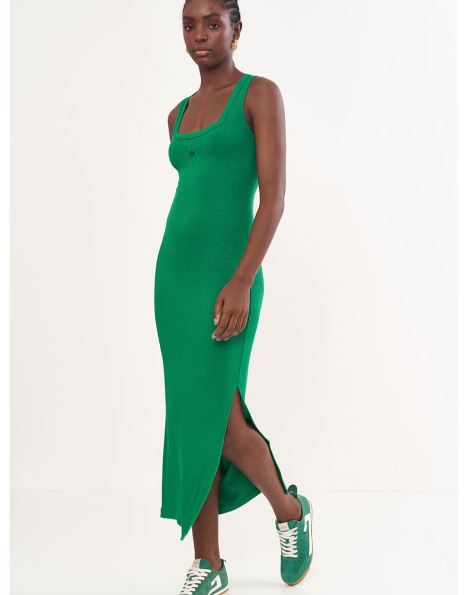 Vestido Canelado Verde com Tênis